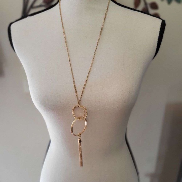 Jewelry - Elegant Gold Pendant Necklace